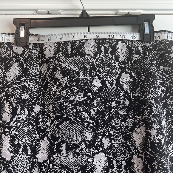 Black and Silver pencil skirt. Abstract design - Picture 4 of 4